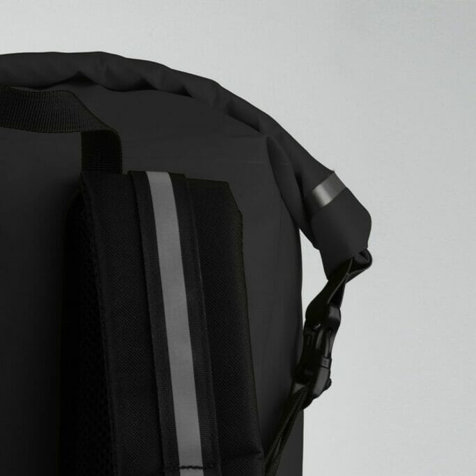 Oxford Aqua V 12 Backpack Black shoulder strap